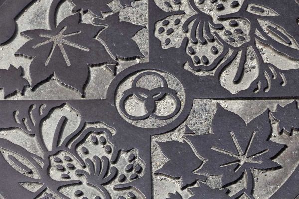 Flaherty, Dennis 아티스트의 Asia, Japan, Takatori-do Decorated manhole cover작품입니다.